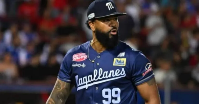 Felipe Vázquez con el uniforme de los Navegantes del Magallanes, figura del bullpen del Magallanes en la LVBP