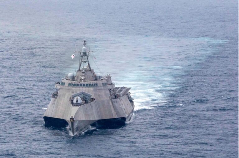 El buque USS Charleston, buque de combate litoral de la Marina de EE. UU., navegando en el mar de China Meridional