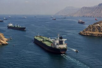 Buques petroleros navegando por el estrecho de Ormuz entre Irán y Omán