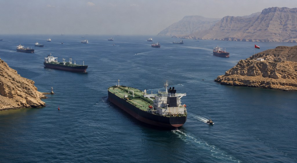 Buques petroleros navegando por el estrecho de Ormuz entre Irán y Omán