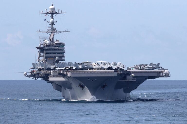 Buques de Estados Unidos por Cuba: el portaaviones USS Abraham Lincoln, de la Armada de EE. UU., navegando en alta mar