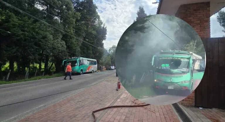 Bus electrificado en Tenjo: el bus de Flota Águila detenido con humo en la vía Siberia-Tenjo tras la caída de cables de alta tensión en Cundinamarca