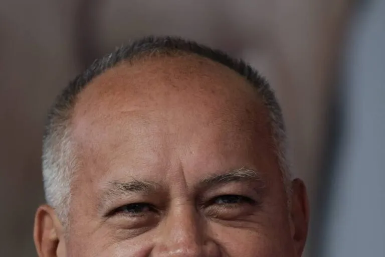 Cabello sobre el regreso de Machado: Diosdado Cabello en primer plano durante una comparecencia ante los medios