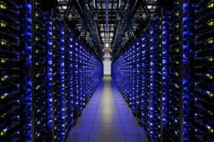 Pasillo de servidores en un centro de datos durante la caída de Google Cloud en Londres