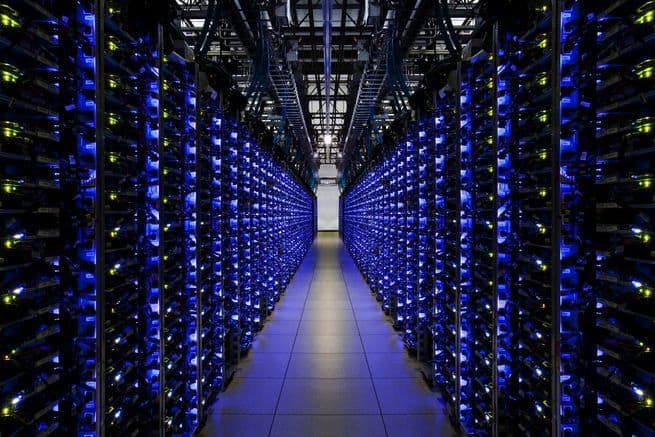 Pasillo de servidores en un centro de datos durante la caída de Google Cloud en Londres
