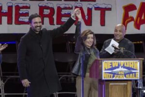 campaña de Hochul: la gobernadora levanta la mano de Zohran Mamdani en un acto en Nueva York
