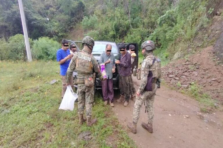 Soldados del Ejército mexicano atienden a los campesinos desaparecidos en Guerrero tras ser localizados con vida en la sierra