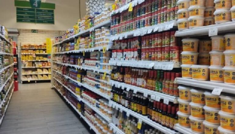 Canasta alimentaria en Venezuela: pasillo de un supermercado con estantes llenos de alimentos y productos básicos