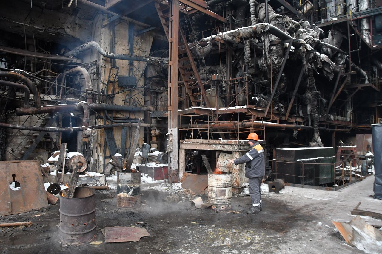 Interior de una central eléctrica ucraniana destruida por ataques rusos, con un trabajador junto a la maquinaria dañada, en una imagen de archivo
