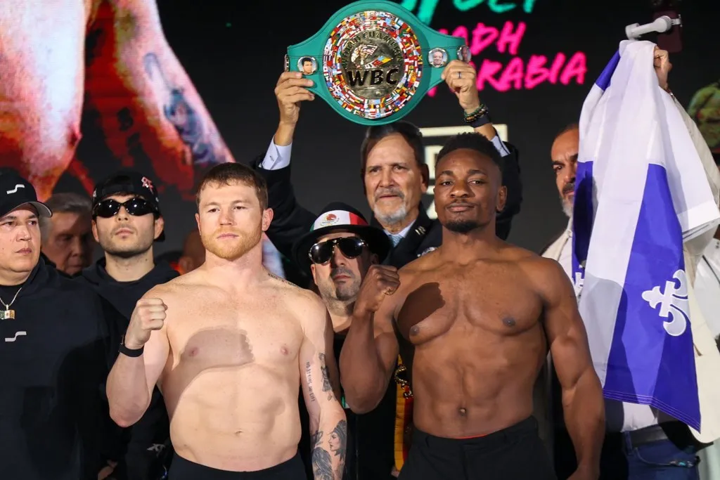Saúl Canelo Álvarez y Christian Mbilli posan con el cinturón del CMB tras el pesaje en Riad, antes de la pelea de Canelo Álvarez contra Christian Mbilli