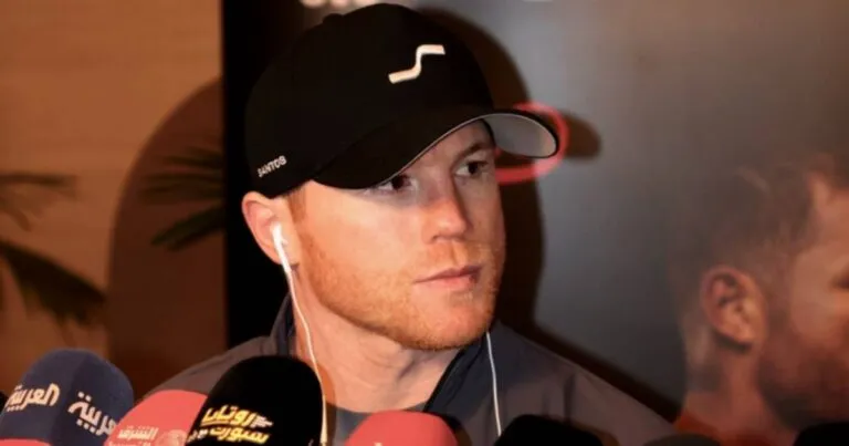 Canelo en Riad atiende a los medios saudíes tras su llegada a Arabia Saudita