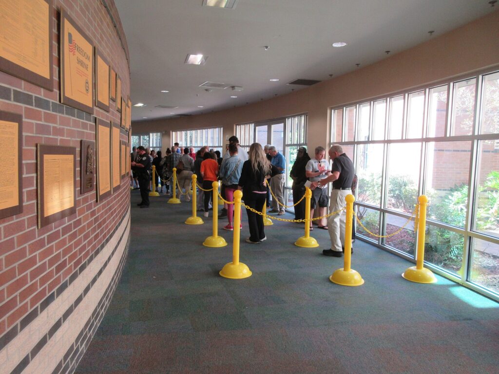 Capellanes electorales en Estados Unidos: votantes hacen fila dentro de un centro de votación anticipada en Estados Unidos