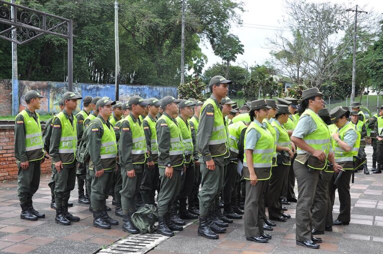 Captura de Kevin Masacre: agentes de la Policía Nacional de Colombia en formación con chalecos reflectivos (foto de archivo)