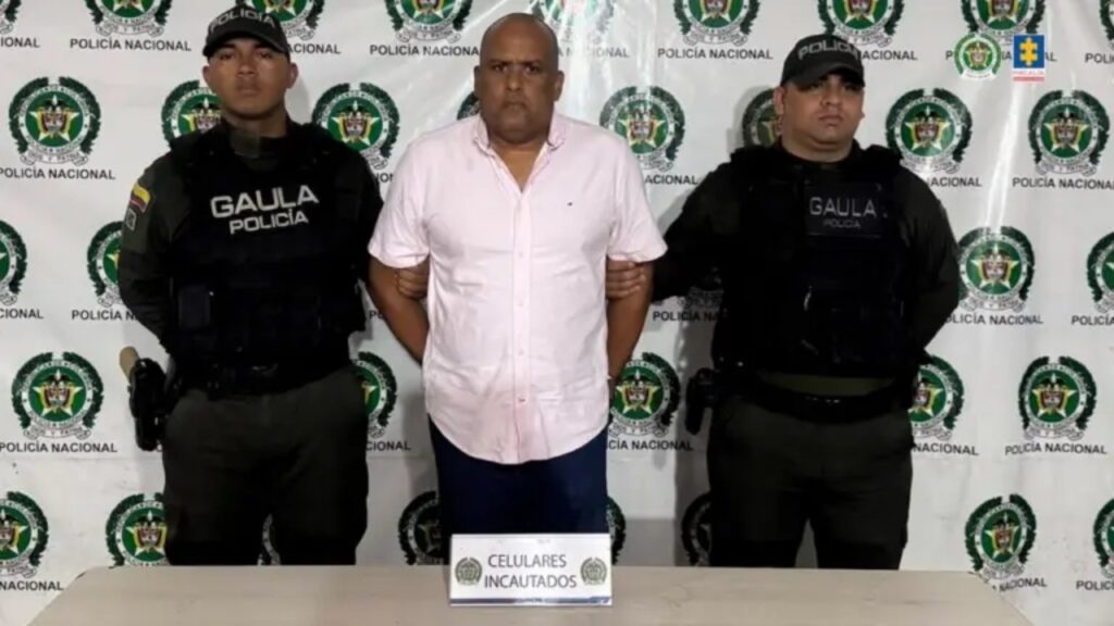 Capturan a Everth Hawkins: el exgobernador de San Andrés entre dos agentes del Gaula de la Policía tras su detención