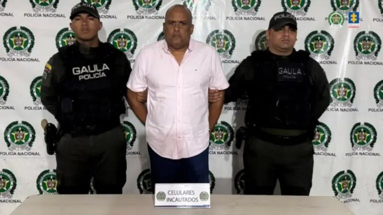 Capturan a Everth Hawkins: el exgobernador de San Andrés entre dos agentes del Gaula de la Policía tras su detención