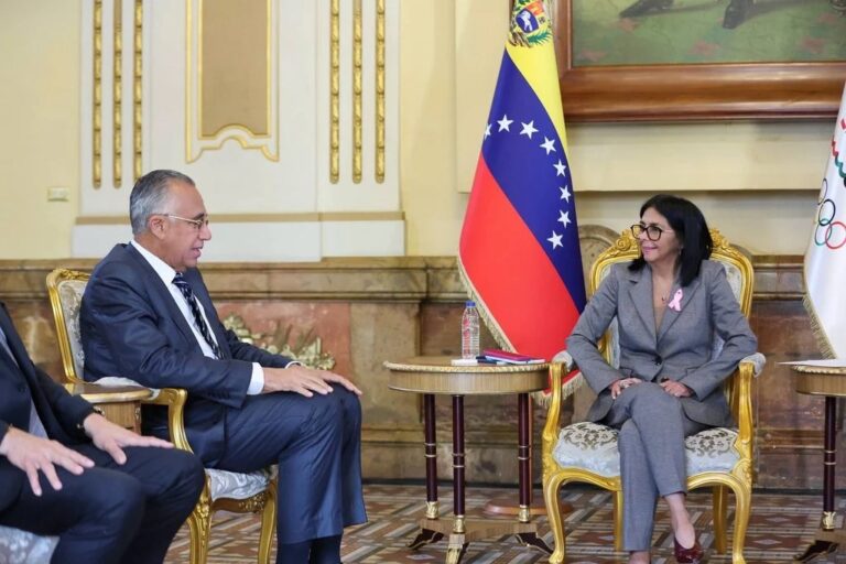 Candidatura Caracas 2030: Delcy Rodríguez recibe a Luis Mejía Oviedo, presidente de Centro Caribe Sports, en Miraflores