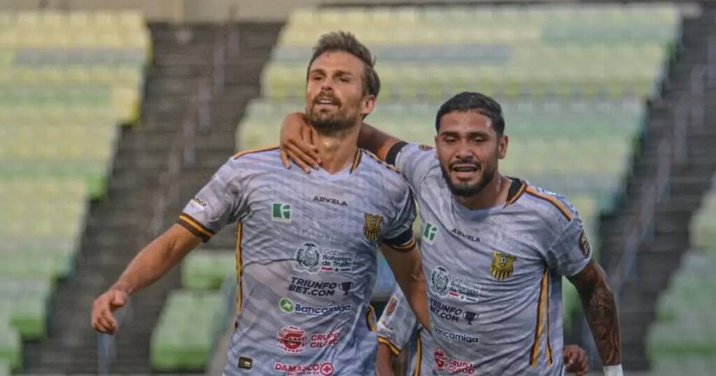 Jugadores de Trujillanos celebran la permanencia en la jornada que metió al Caracas FC en la fase final