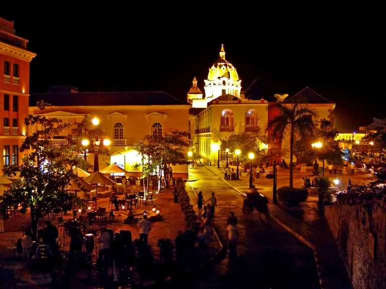 El Centro Histórico de Cartagena de noche, zona donde las caravanas del terror en Cartagena tendrán restringido el parrillero desde las 9:00 p. m.
