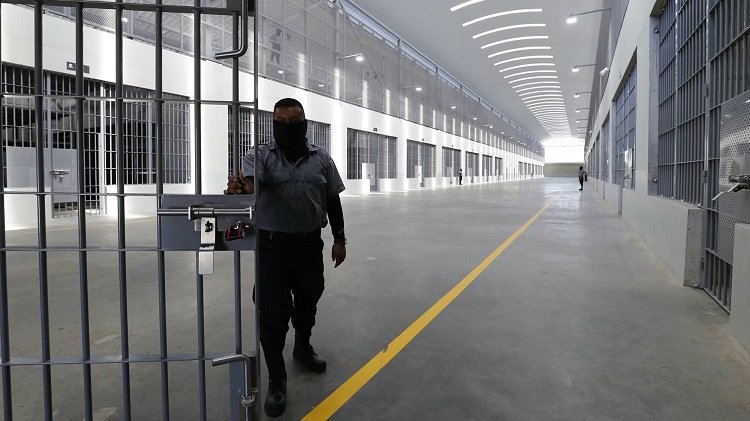 Costa Rica inaugura una megacárcel estilo Bukele para los reos más peligrosos megacárcel estilo Bukele: interior del nuevo centro CACCO de Costa Rica, con un custodio junto a las celdas