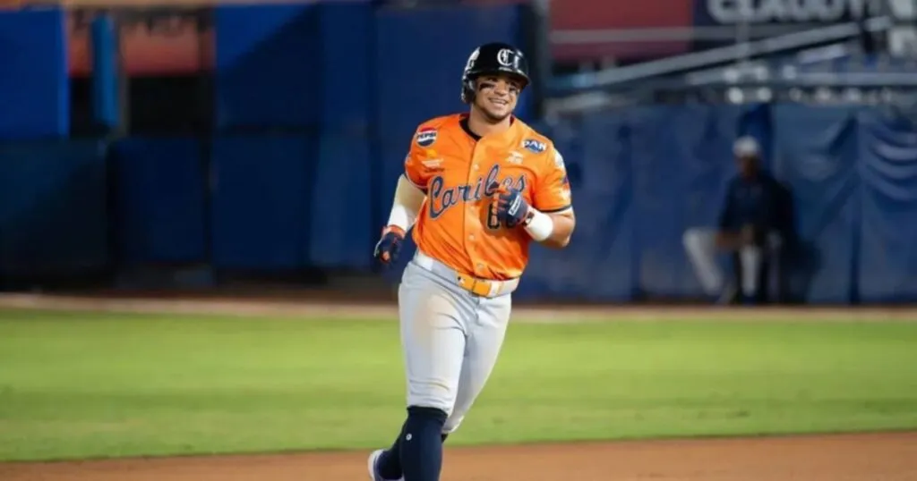 Caribes de Anzoátegui: un jugador oriental recorre las bases con el uniforme naranja tras la victoria sobre Águilas del Zulia en Puerto La Cruz por la LVBP