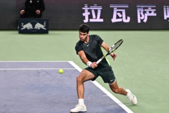 Carlos Alcaraz Shanghái Bergs: el español devuelve una pelota durante el Masters 1000 de Shanghái