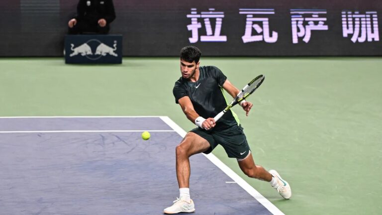 Carlos Alcaraz Shanghái Bergs: el español devuelve una pelota durante el Masters 1000 de Shanghái