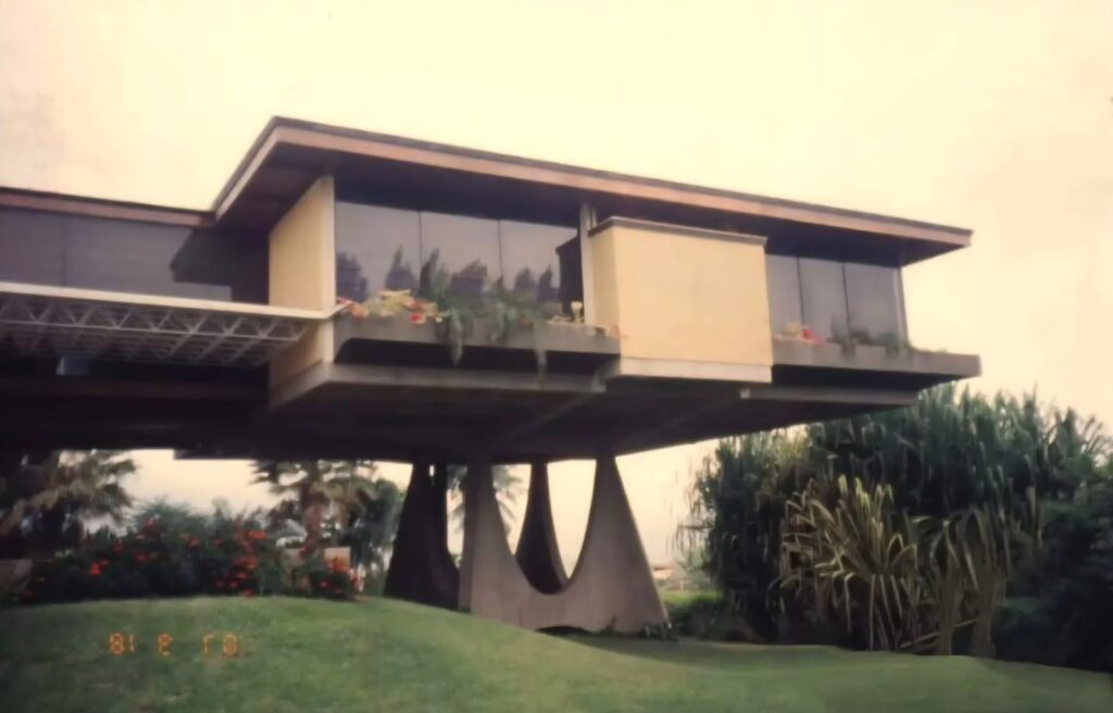Casa Riccio de Barquisimeto: vivienda elevada de Fruto Vivas sobre soportes de hormigón entre jardines