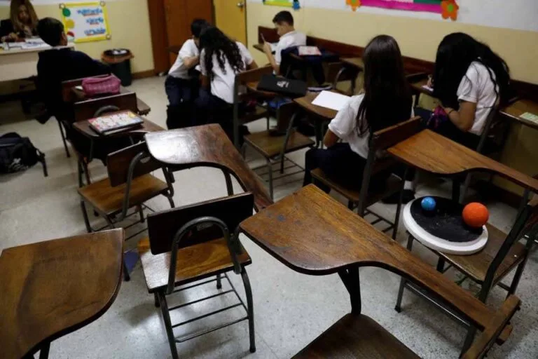 Estudiantes en un aula de un colegio privado en Venezuela, donde Cashea para colegios permite pagar inscripción y mensualidad en cuotas