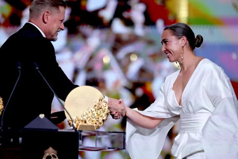 Cata Coll gana el Trofeo Yashin: la portera del Barcelona recibe el trofeo dorado de manos de Peter Schmeichel en la gala del Balón de Oro en Londres