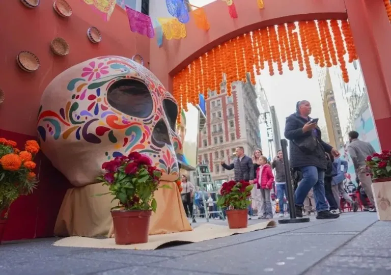 Calavera gigante y flores de cempasúchil de las Catrinas en Times Square por el Día de Muertos