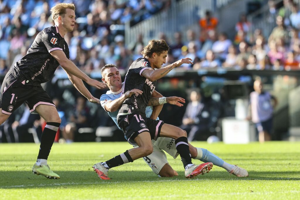 Celta 2-1 Alavés: Iago Aspas protege el balón ante dos jugadores del Alavés en Balaídos