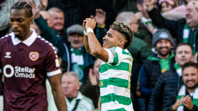 Celtic 7-1 Hearts: Camilo Durán, con la camiseta del Celtic, aplaude a la afición de Celtic Park junto a un jugador del Hearts