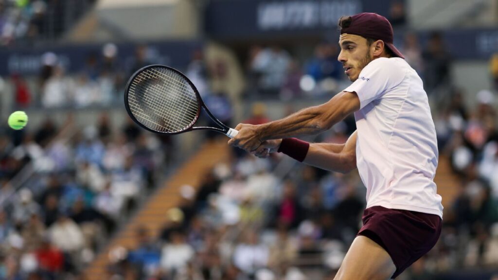 Cerúndolo en Bruselas: Francisco Cerúndolo golpea de revés a dos manos durante su partido del ATP 250 belga
