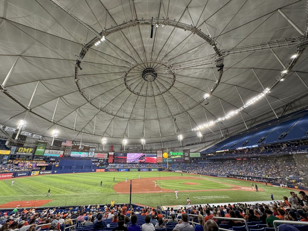 Cerveceros Rays Juego 3 Serie Mundial: interior del Tropicana Field de San Petersburgo, sede del tercer partido
