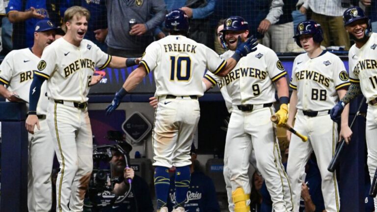 Brewers se ponen 2-0 en la Serie Mundial: Sal Frelick, con el número 10, es celebrado por sus compañeros de Milwaukee tras el jonrón que empató el Juego 2 ante los Rays