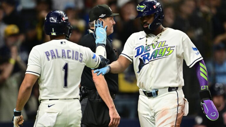 Junior Caminero, de los Rays de Tampa Bay, celebra con Richie Palacios en el Juego 6 de la Serie de Campeonato rumbo a la Serie Mundial 2026