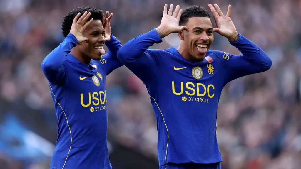 Morgan Rogers celebra con Estevao el gol con el que el Chelsea vence al Manchester United en Stamford Bridge