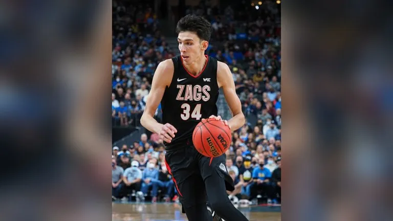 Chet Holmgren baja 8 a 10 semanas: el pívot con el balón en un partido con Gonzaga, montaje completo en 16:9 con relleno difuminado