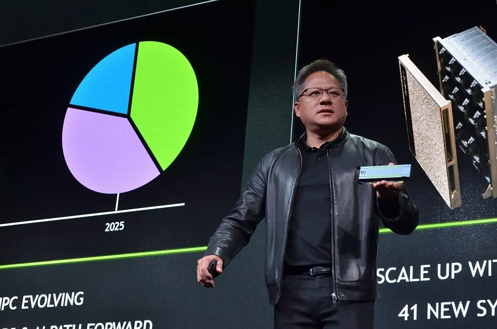Espionaje de chips de Nvidia: Jensen Huang, director ejecutivo de Nvidia, sostiene una tarjeta gráfica de la compañía en una presentación