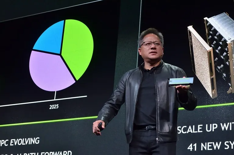 Espionaje de chips de Nvidia: Jensen Huang, director ejecutivo de Nvidia, sostiene una tarjeta gráfica de la compañía en una presentación