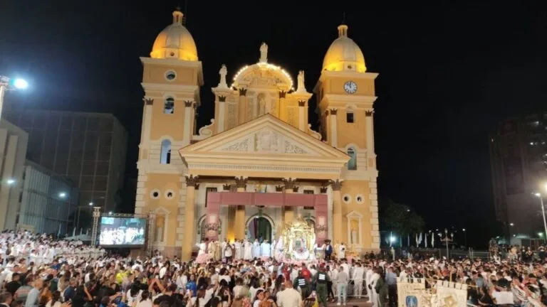 Multitud de fieles frente a la Basílica durante las fiestas de la Chinita en Maracaibo