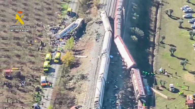 Choque de trenes en Toledo: vista aérea de la Guardia Civil de los vagones del AVE y el Iryo descarrilados junto a la vía en Urda