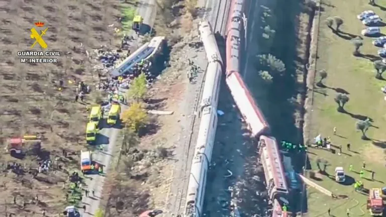 Choque de trenes en Toledo: vista aérea de la Guardia Civil de los vagones del AVE y el Iryo descarrilados junto a la vía en Urda