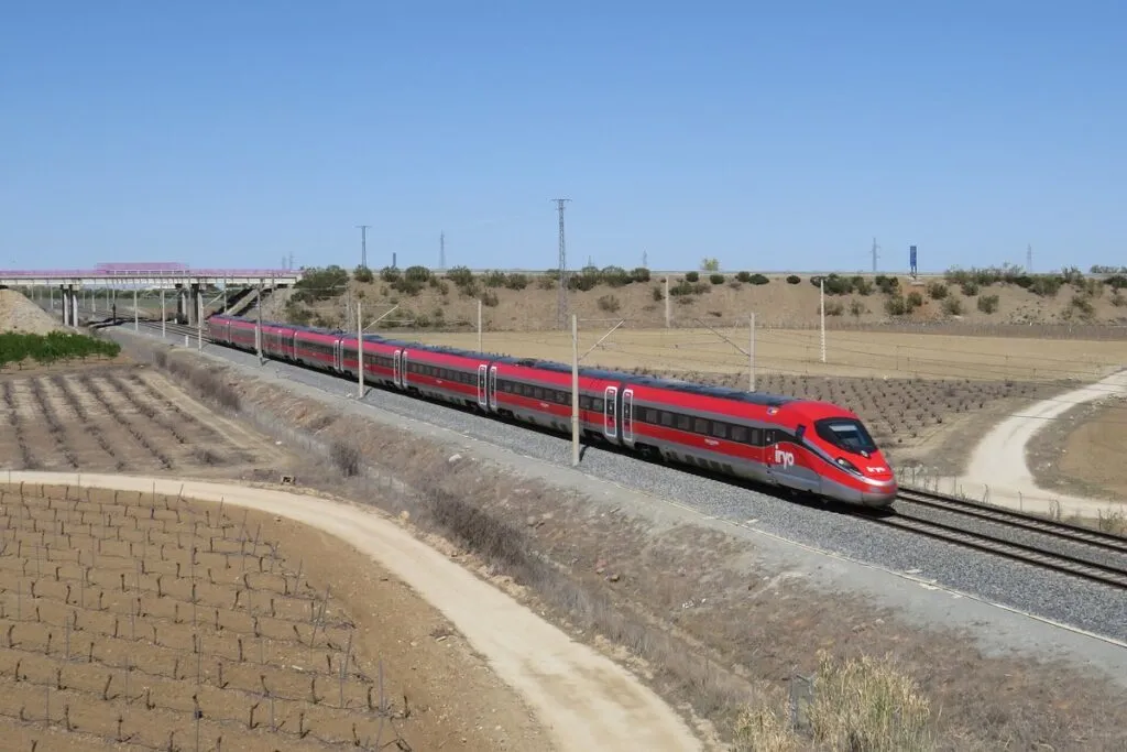 Choque de trenes en Toledo: un tren de alta velocidad de Iryo de la línea Madrid-Sevilla a su paso por Mora (Toledo)