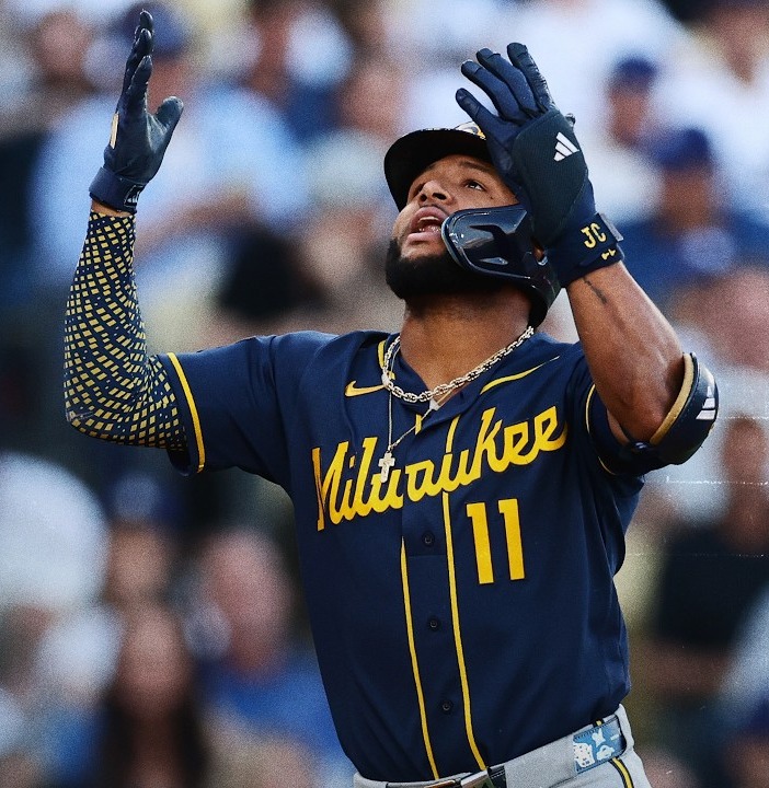 Jackson Chourio celebra con Milwaukee: uno de los venezolanos en la Serie Mundial.