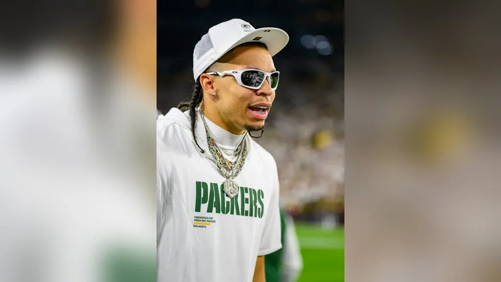 Christian Watson costilla rota: el receptor de los Green Bay Packers con la cara visible y el uniforme de calentamiento del equipo