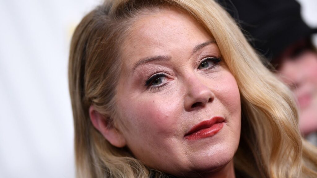 Christina Applegate en primer plano; la actriz anunció que su diagnóstico de esclerosis múltiple fue erróneo