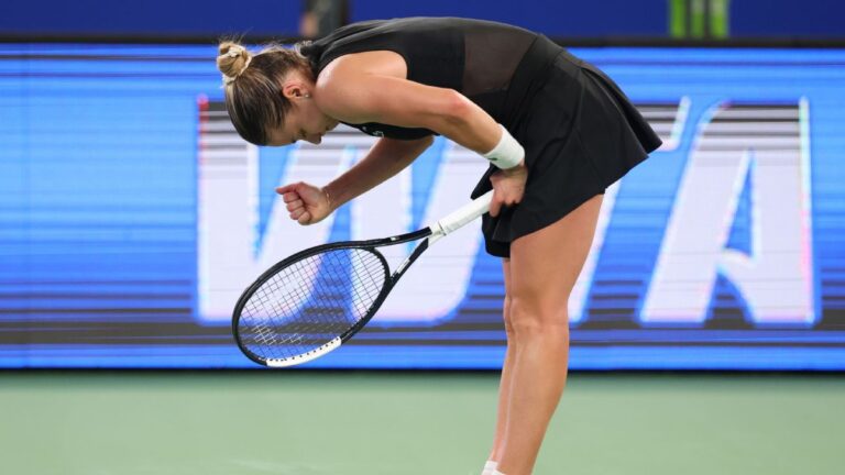 Chwalinska campeona en Wuhan: la polaca celebra con el puño cerrado tras remontar la final ante Sonay Kartal