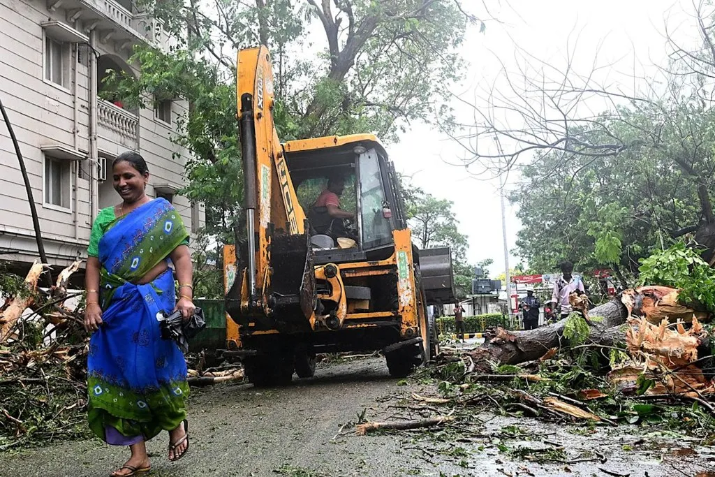 Maquinaria retira árboles derribados por el ciclón Arnab en una calle de Andhra Pradesh, India, en el balance del ciclón Arnab