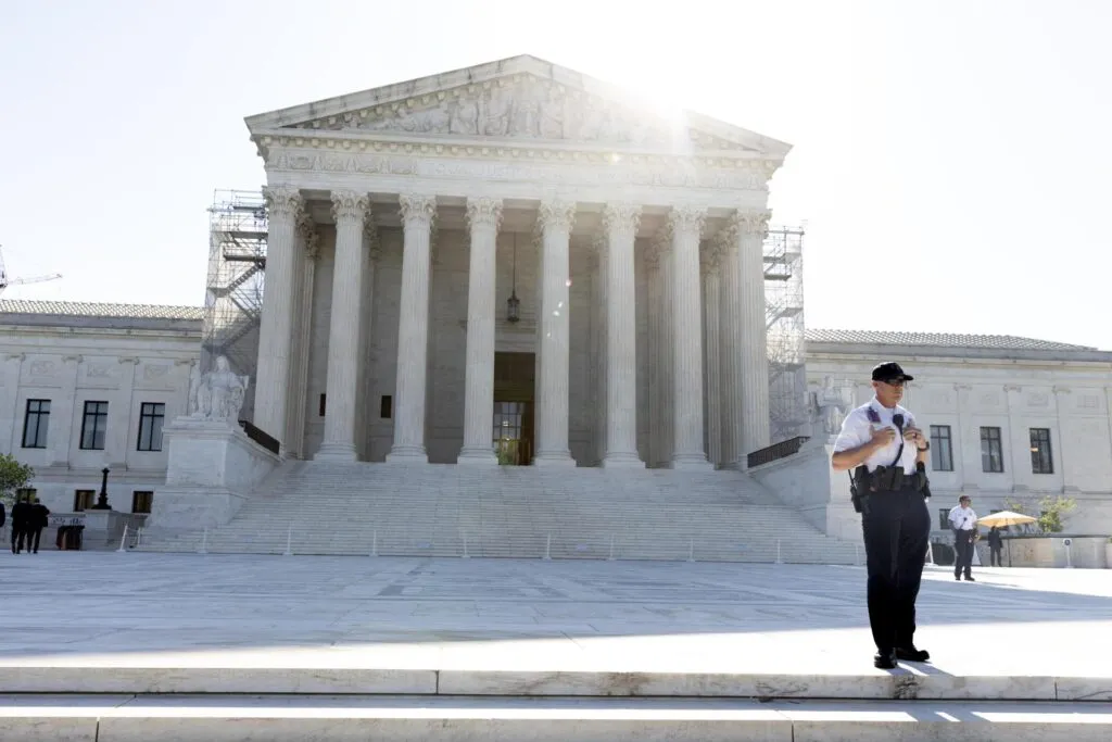 Cierre administrativo de casos de deportación: la sede de la Corte Suprema de Estados Unidos en Washington